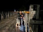 Wabup Seluma Bengkulu Tinjau Daerah Rawan Banjir di Tengah Hujan Deras, Imbau Warga Tetap Waspada