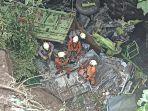 pencarian-sopir-truk-terjun-ke-sungai2.jpg