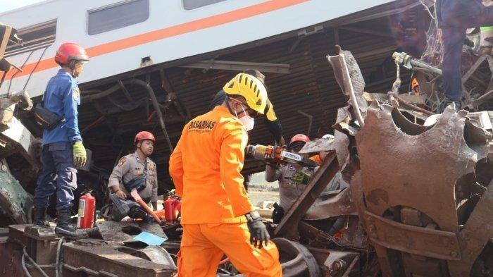 2 Masinis Tewas Akibat Tabrakan Kereta Bandung Raya dengan Turangga, Satu Orang Masih Terjepit