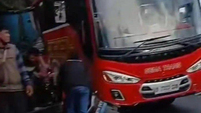 Detik-detik Bus Seruduk Motor Listrik di Tanjakan Selarong Puncak Bogor, Tak Ada Korban Jiwa