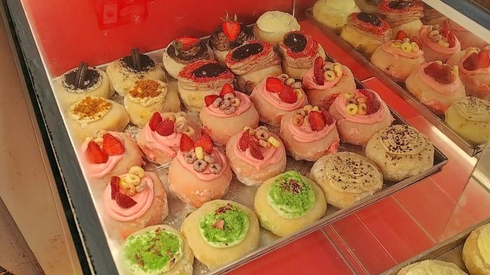 UMKM BOGOR - Aneka Donat Mochi Mave Douchi tersaji dengan tampilan menarik dan warna-warna manis yang langsung menggoda selera. Perpaduan antara adonan donat yang lembut dan mochi yang kenyal menghadirkan sensasi unik di setiap gigitan