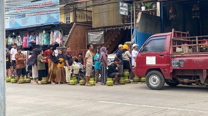 Gas 3 Kilogram Tak Lagi Dijual Pengecer, Pangkalan Gas di Citeureup Bogor Diserbu Warga