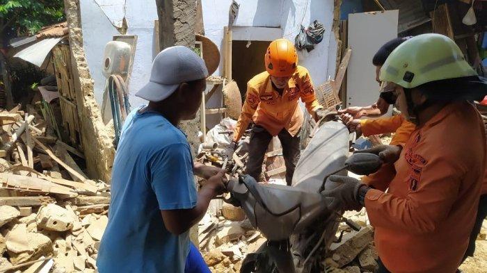 Termakan Usia, Bangunan Rumah di Kota Bogor Ambruk, Satu Motor Sempat Tertimbun