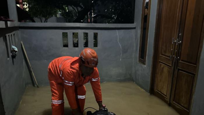 BANJIR DI BOGOR - Banjir merendam rumah warga di Kampung Rawakalong, Desa Cimandala, Kecamatan Sukaraja, Kabupaten Bogor, Senin (4/5/2026).