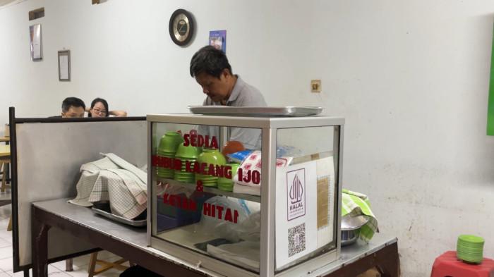 KULINER BOGOR - Bubur Kacang Hijau Om Kan Wat berdiri tahun 1967, berlokasi di jalan Suryakencana No.193, RT.01/RW.02, Babakan Pasar, Kecamatan Bogor Tengah, Kota Bogor.