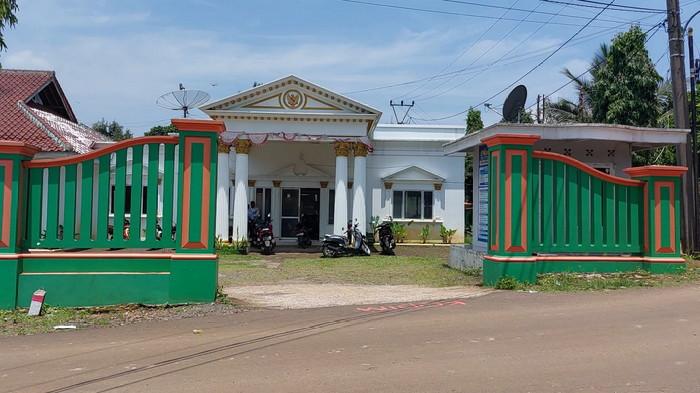 HEBOH DESA DILELANG - Kantor Desa Sukaharja, Kabupaten Bogor. Adanya desa yang akan dilelang karena jadi jaminan utang di wilayah Kabupaten Bogor kejutkan banyak pihak.