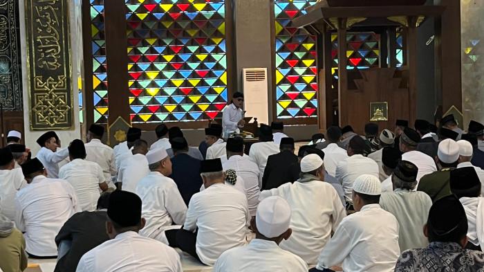 DOA BERSAMA GUS MIFTAH - Doa bersama di Masjid Raya Nurul Wathon yang berada di kawasan Stadion Pakansari, Kecamatan Cibinong, Kabupaten Bogor, Jumat (26/12/2025).