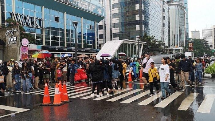 Lokasi Citayam Fashion Week Diguyur Hujan Deras, Remaja SCBD Berteduh di Trotoar Terowongan Kendal