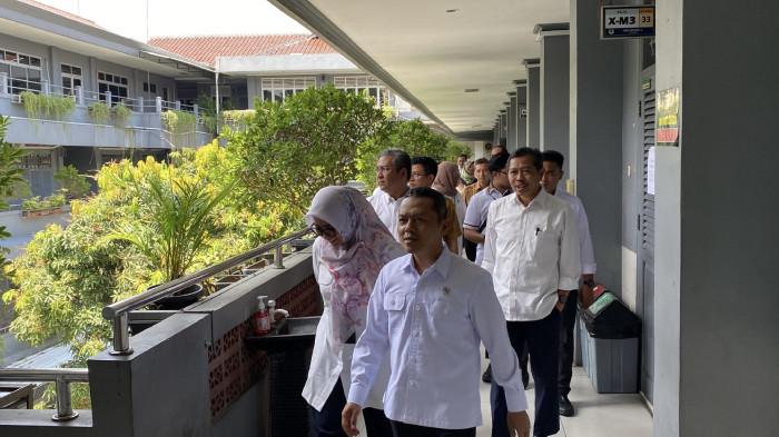 Wamendikdasmen Tinjau Ujian TKA di SMAN 1 Kota Bogor, Temui Siswa yang Mengaku Soalnya Terlalu Sulit