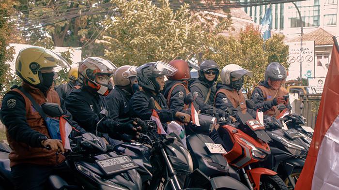 JELAJAH BUMI PAJAJARAN -- Rombongan touring explore Puncak II Jelajah Bumi Pajajaran bersiap-siap untuk melintasi rute di kawasan Sukamakmu, Kabupaten Bogor, Sabtu (23/8/2025).