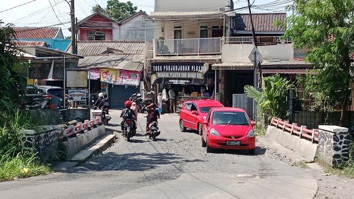 Warga Cijeruk Bogor Ngeluh Jalan di Jembatan Warung Menteng Rusak: Kalo Ujan Jadi Kayak Kolam Ikan