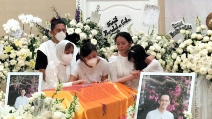 Sempat Ingin Dititipkan di Vihara, Dewi Lestari Langsung Larung Abu Jenazah Reza Gunawan di Ancol