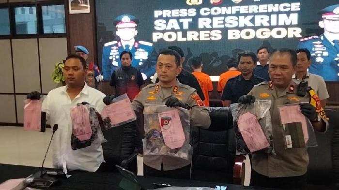 MAYAT DI TOL JAGORAWI - Kapolres Bogor AKBP Wikha Ardilestanto saat melakukan pengungkapan kasus penemuan mayat di pinggir Tol Jagorawi KM 30, Desa Leuwinutug, Kecamatan Citeureup, Kabupaten Bogor, Kamis (13/11/2025).