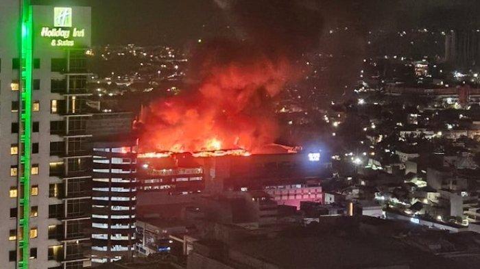 Api Masih Menyala, Petugas Damkar Jakarta Berjibaku Padamkan Api di Glodok