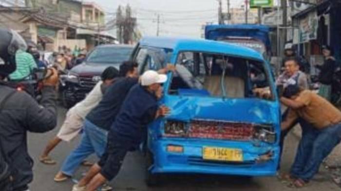 Sedang Tunggu Penumpang, 2 Angkot di Cileungsi Bogor Diseruduk Truk, 3 Orang Luka-luka