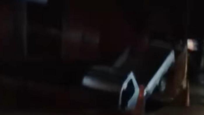 Akibat Jalanan Gelap, Mobil Pick Up Terperosok ke Dalam Galian Gorong-gorong di Gunungputri Bogor