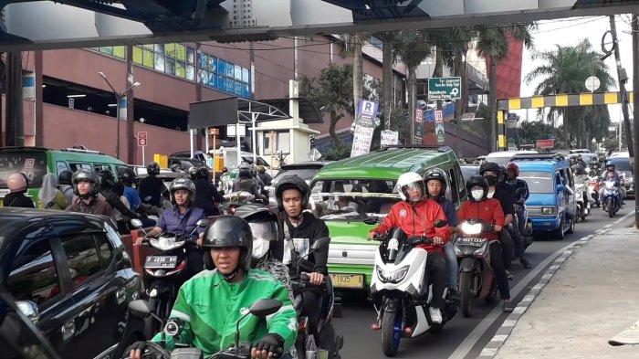 Warga Kota Bogor Tumpah Ruah ke Jalan, Kawasan Otista dan Simpang BTM Padat