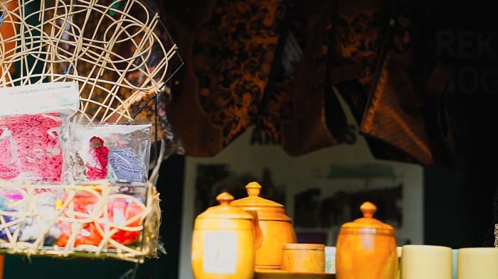 WISATA BOGOR - Kerajinan UMKM di Desa Batulayang Bogor yang menjadi buah tangan para pengunjung