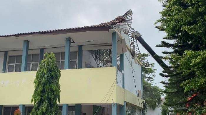 Update Kondisi Korban Atap Ambruk SMKN 1 Cileungsi, Satu Pelajar Dirujuk ke RSUD Idham Chalid Ciawi