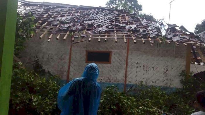 Kesaksian Warga saat Terjadi Hujan Es dan Angin Kencang, Puluhan Rumah Rusak Parah