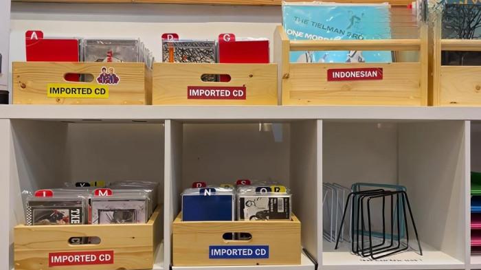 UMKM BOGOR - Kotak kayu berisi koleksi CD impor dan rilisan musik Indonesia yang dikurasi secara spesifik oleh Eternal Store.