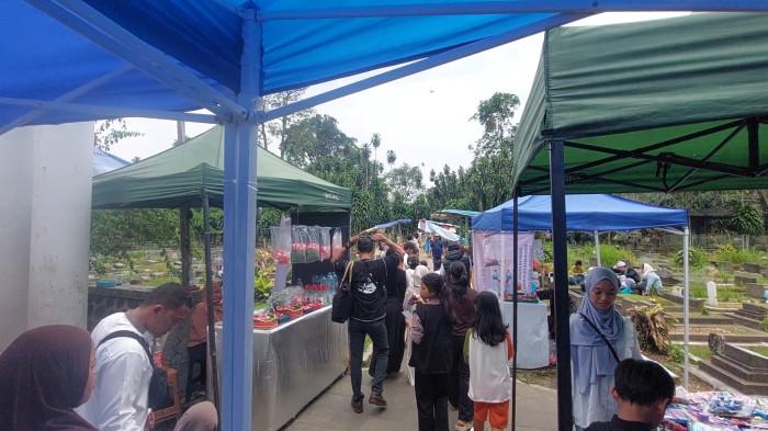 LEBARAN 2026 - Tempat Pemakaman Umum (TPU) Blender Kota Bogor ramai diserbu para peziarah di hari Lebaran 2026, Sabtu (21/3/2026).