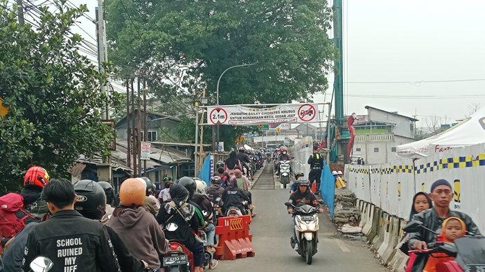 Jelang Buka Puasa, Lalu Lintas di Jembatan Bailey Cikereteg Bogor Padat Merayap