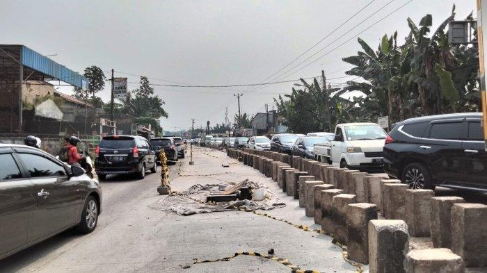 Betonisasi Jalan di Simpang Ciseeng Bikin Macet, Pengendara Panas-panasan saat Siang Bolong