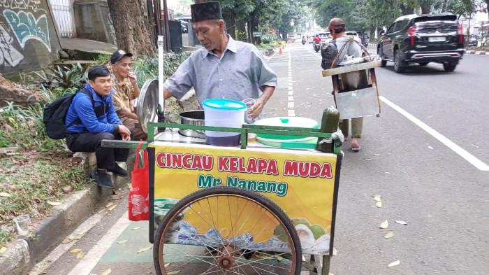 Mr Nanang, penjual es cincau viral fasih berbahasa asing di Kota Bogor, Senin (20/10/2025). Dia kembali heboh karena menagih janji ke Gubernur Jabar Dedi Mulyadi.