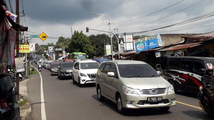 Diberlakukan One Way, Sore Ini Arus Kendaraan yang Turun dari Puncak Bogor Padat di Kawasan Selarong