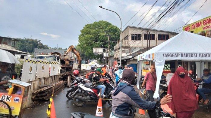 Jembatan Cikereteg Bogor Ditutup Pasca Longsor, Tukang Ojek Pangkalan Kebagian Berkahnya