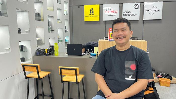 Owner Aceng Production, Muhamad Fauzi saat berbicara trend kamera pocket, Kamis (7/8/2025).