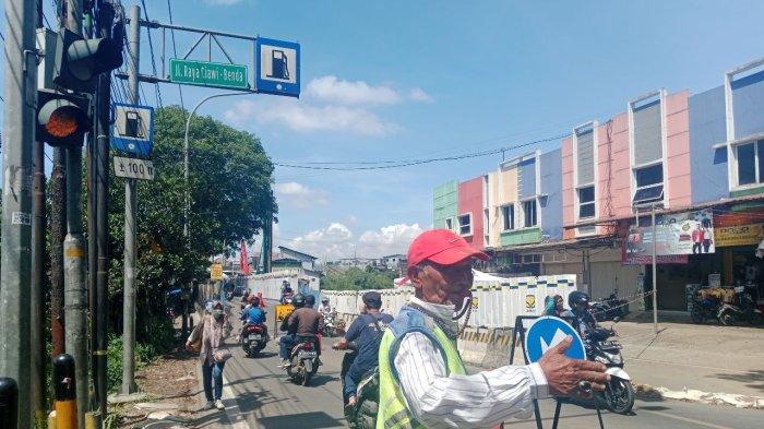 Mengenal Didit Relawan Dari Bogor, Berusia 73 Tahun Tapi Masih Gigih Atur Lalin Jembatan Cikereteg