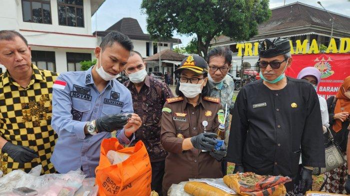 Kejari Kota Bogor Bakar 14 Senjata Tajam Bekas Tawuran Pelajar, Petugas Disdik Suruh Ikut Nonton