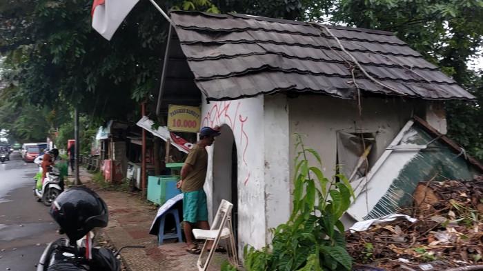 TUKANG CUKUR DI BOGOR - Penampakan tempat cukur yang bernama 'Pangkas Rambut Rp 10.000' di sebuah bangunan pos peninggalan Belanda Jalan Paledang, Kota Bogor, Jumat (14/11/2025).