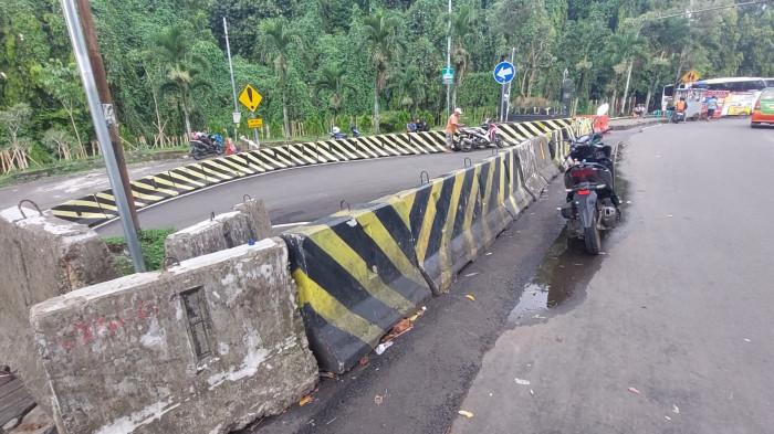 Jalan Saleh Danasasmita, Batutulis, Kota Bogor hingga kini masih ditutup untuk kendaraan baik roda empat maupun roda dua, Jumat (17/4/2026).