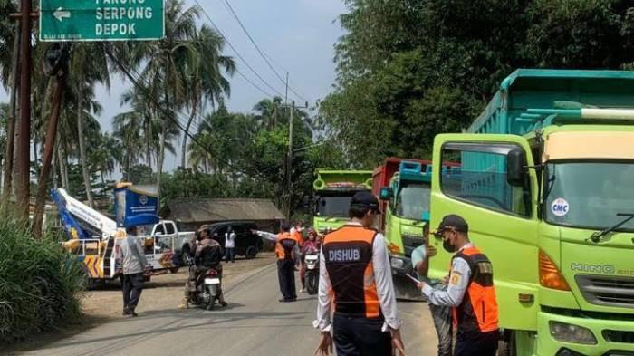 Masih Nekat Melintas di Siang Hari, Truk Tambang Dicegat Dishub di Ciseeng Bogor