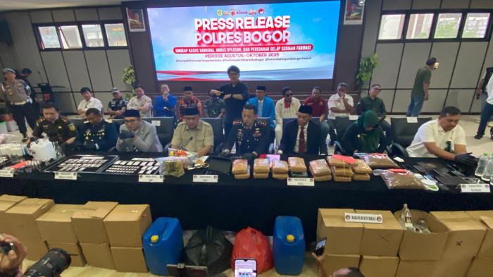 Penampakan Barang Bukti Narkoba Miliaran Rupiah yang Disita Polres Bogor, Ada Senjata Api Ilegal