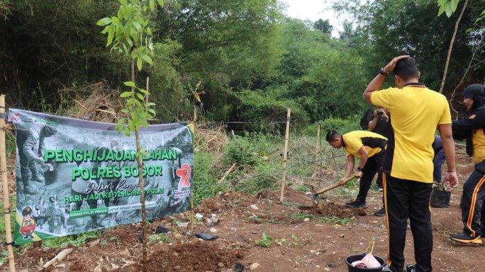 Kembali Lakukan Penghijauan, Polres Bogor Tanam 200 Pohon di Cibinong Bogor