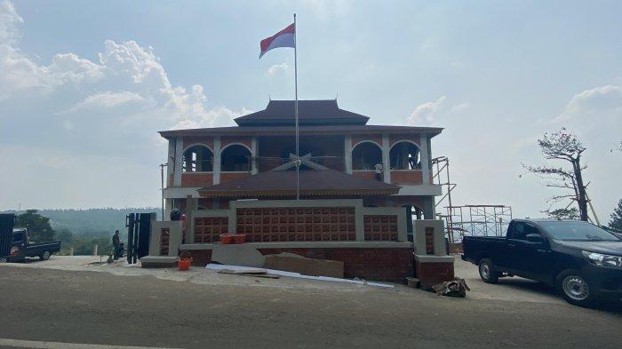 
Pos pengamanan gabungan di dekat kediaman Presiden RI ke-8 Prabowo Subianto di Hambalang, Desa Bojong Koneng, Kecamatan Babakanmadang, Kabupaten Bogor.