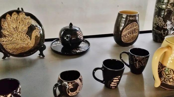 UMKM BOGOR - Beragam hasil karya kerajinan Imah Keramik Bogor, menampilkan koleksi cangkir, teko, dan piring bermotif batik yang dibuat dengan teknik ukir halus dan glasir mengilap. Setiap karya menunjukkan perpaduan antara fungsi dan keindahan seni lokal.