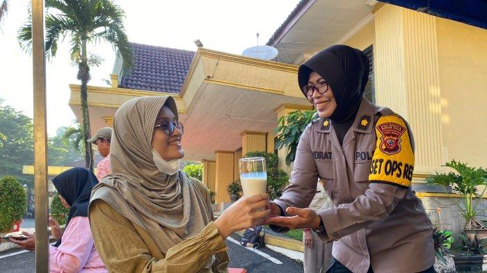 Tekan Stunting di Hari Jumat Berkah, Polresta Bogor Kota Bagi-bagi Makan dan Susu Gratis