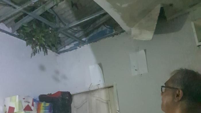 Rumah Warga Bojonggede Bogor Rusak Tertimpa Pohon Keramat, Penghuni Langsung Mengungsi