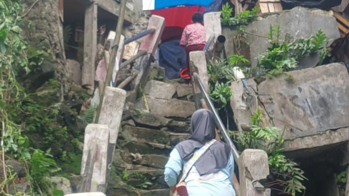 Derita Warga Pinggiran Kota Bogor, Setiap Hari Naik Tangga yang Nyaris Ambruk