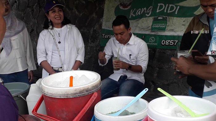 Gaya Blusukan Sendi-Melli Dengarkan Curhatan Pedagang, Sambil Santap Es Cendol di Pinggir Jalan