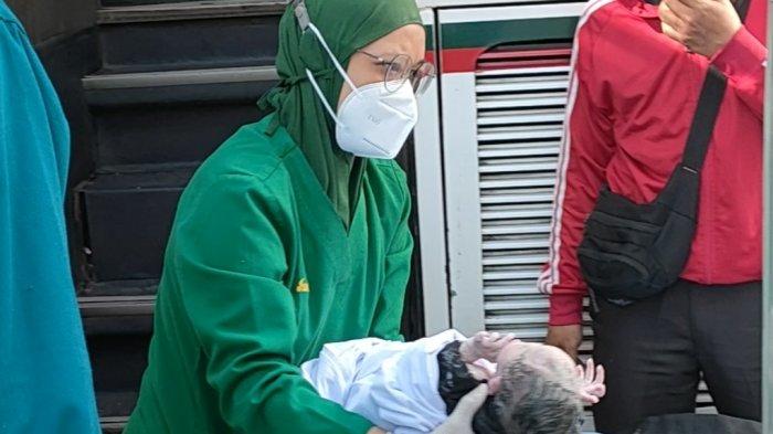 Sebelum Melahirkan di Dalam Bus Jurusan Leuwiliang Bogor, Elis Juliawati Sempat Alami Keram Perut