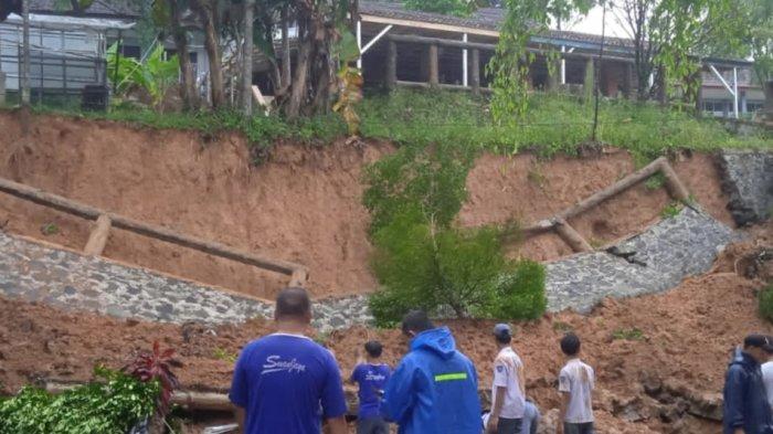 TPT SMAN 1 Sukajaya Bogor Ambruk, Lima Motor Siswa Tertinbun Longsoran