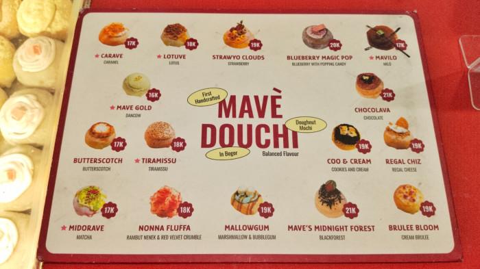 UMKM BOGOR -  Tampilan 16 varian Donut Mochi Mave Douchi di Bogor yang menggugah selera dengan warna dan topping beragam. Setiap donat memiliki karakter rasa yang unik sehingga menjadi daya tarik utama bagi pelanggan.