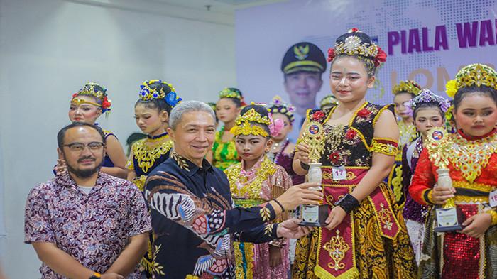 Perkuat Cinta Budaya Lewat Tari Kreasi Jaipong 2025, Pemenang Semringah dapat Piala dari Wali Kota