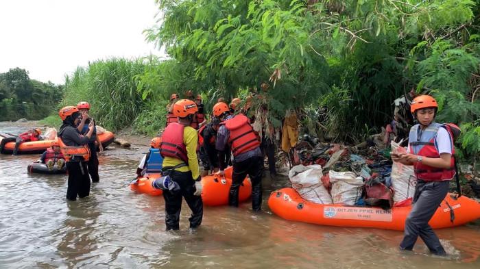 Rayakan 1 Dekade TribunnewsBogor.com Bersih-bersih Sungai Ciliwung, Angkut 322 Kilo Sampah
